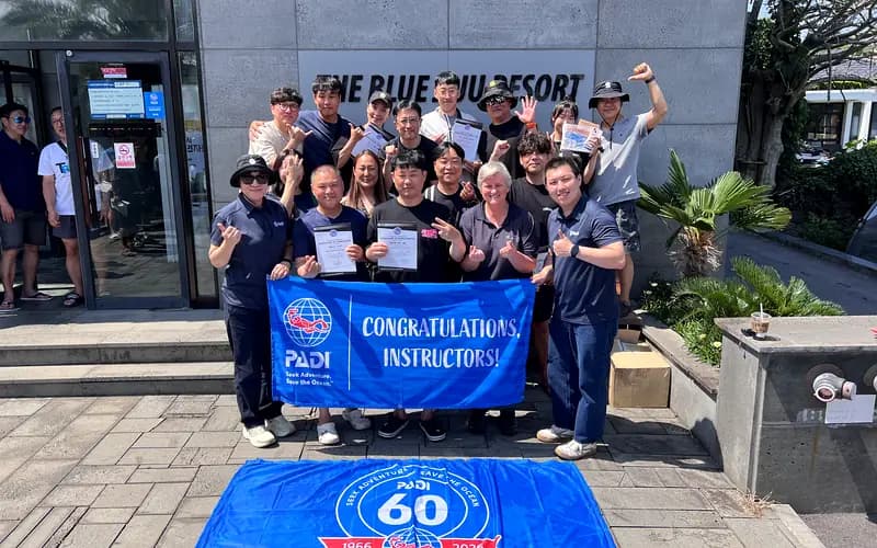IE 합격 후 Congratulations Instructors 현수막 앞에서 찍은 단체 사진
